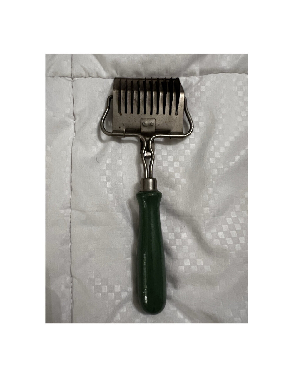 Vintage Fettuccine Pasta Metal Cutter Roller Wheel Green wooden Handle